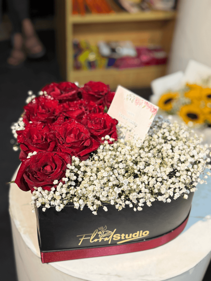 Heart-shaped red roses box with white baby’s breath — Blooming Love